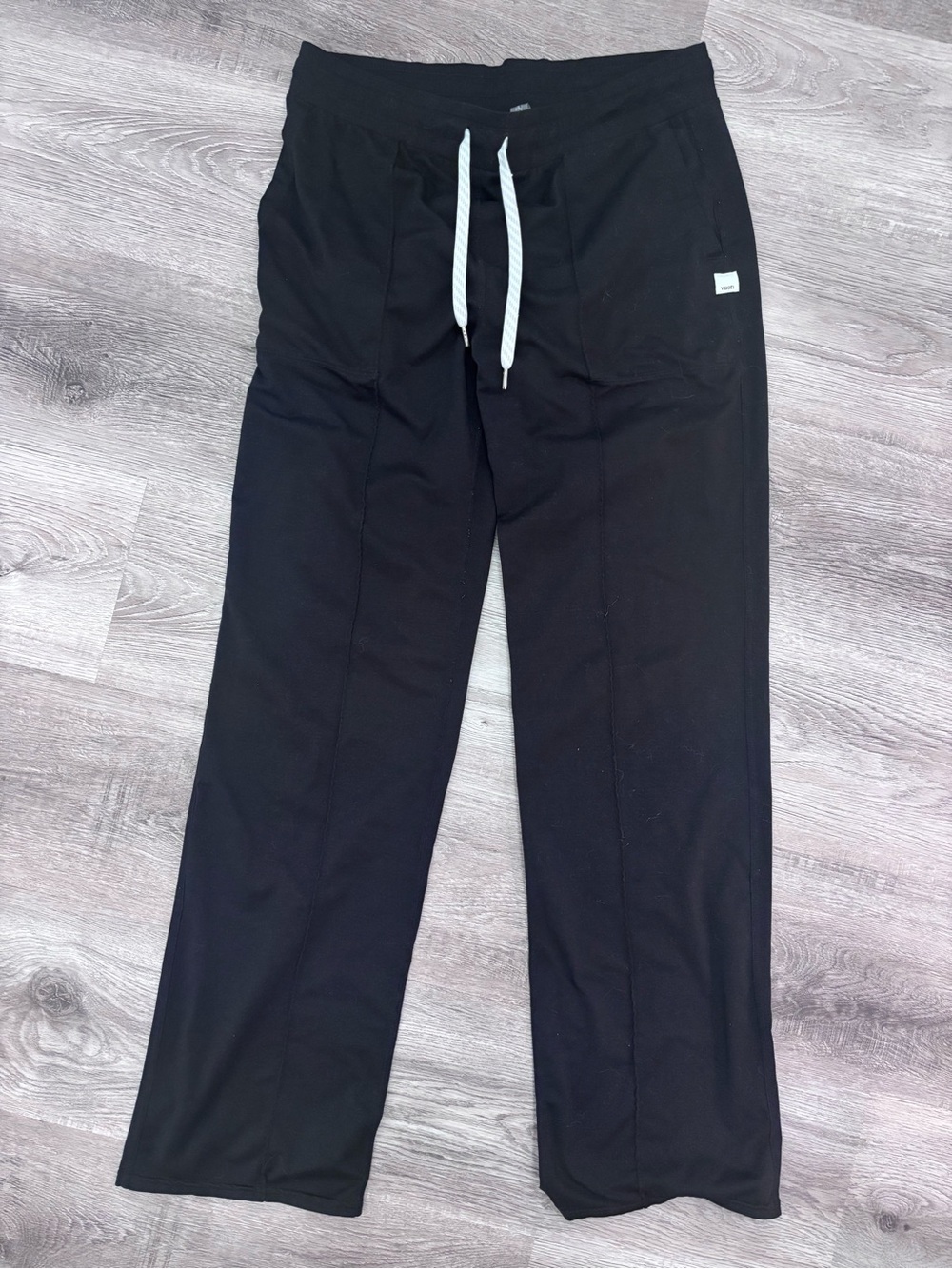Vuori Wide Leg Essential Seamed Front in black size medium